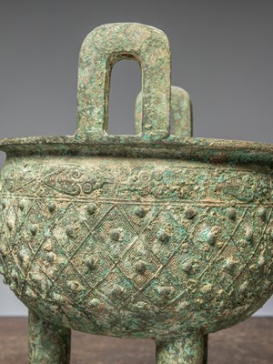 Lot 82 - (R) A CHINESE BRONZE TRIPOD VESSEL, POSSIBLY EASTERN ZHOU PERIOD (C 770-256BC)
