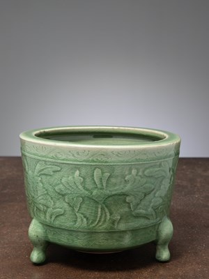 Lot 77 - (R) A CELADON-GLAZED CACHEPOT, FLOWER BASIN, CHINA, EARLY MING DYNASTY