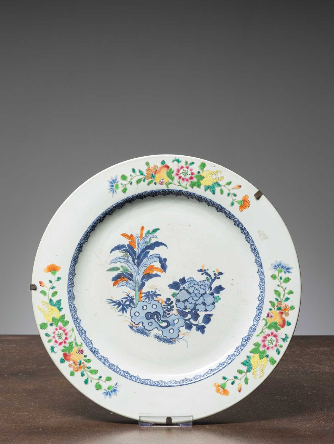 Lot 62 - (R) A LARGE SAUCER, CHINA QING DYNASTY, QIANLONG PERIOD (1736-1795)