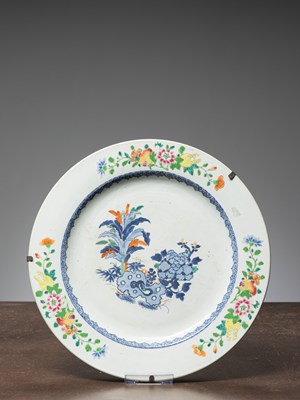 Lot 62 - (R) A LARGE SAUCER, CHINA QING DYNASTY, QIANLONG PERIOD (1736-1795)
