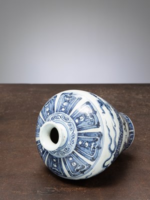 Lot 68 - (R) A CHINESE BLUE AND WHITE PORCELAIN MEIPING VASE, QING DYNASTY