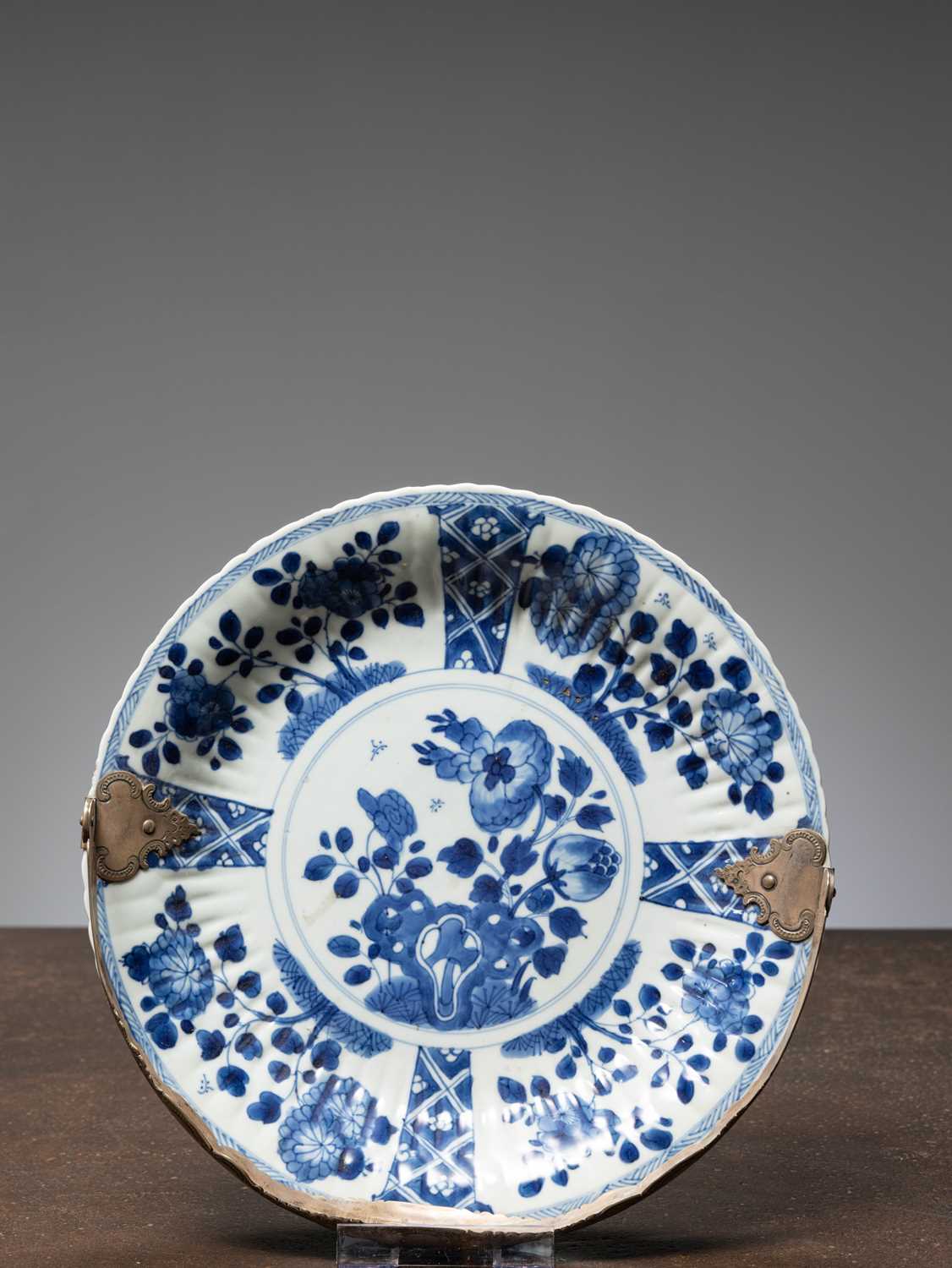 Lot 28 - (R) A KANGXI OFFERING PLATE, CHINA, 18TH CENTURY (1662-1722)