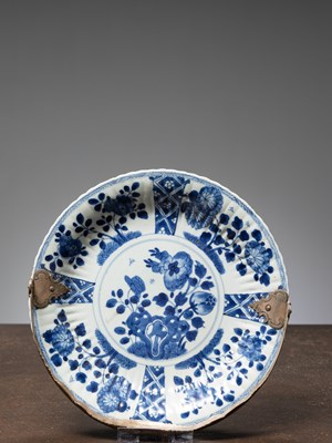Lot 28 - (R) A KANGXI OFFERING PLATE, CHINA, 18TH CENTURY (1662-1722)