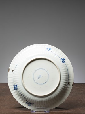 Lot 28 - (R) A KANGXI OFFERING PLATE, CHINA, 18TH CENTURY (1662-1722)