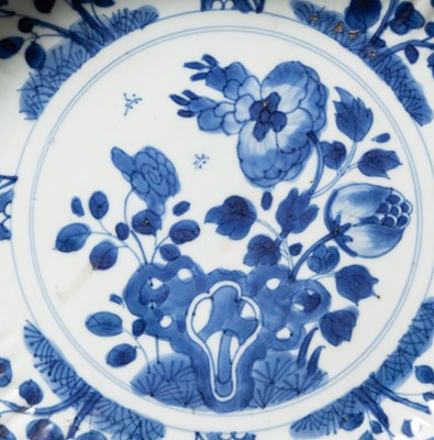 Lot 28 - (R) A KANGXI OFFERING PLATE, CHINA, 18TH CENTURY (1662-1722)
