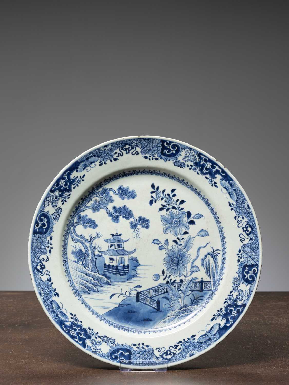 Lot 66 - (R) A RARE BLUE AND WHITE DISH, CHINA, KANGXI PERIOD, 1700