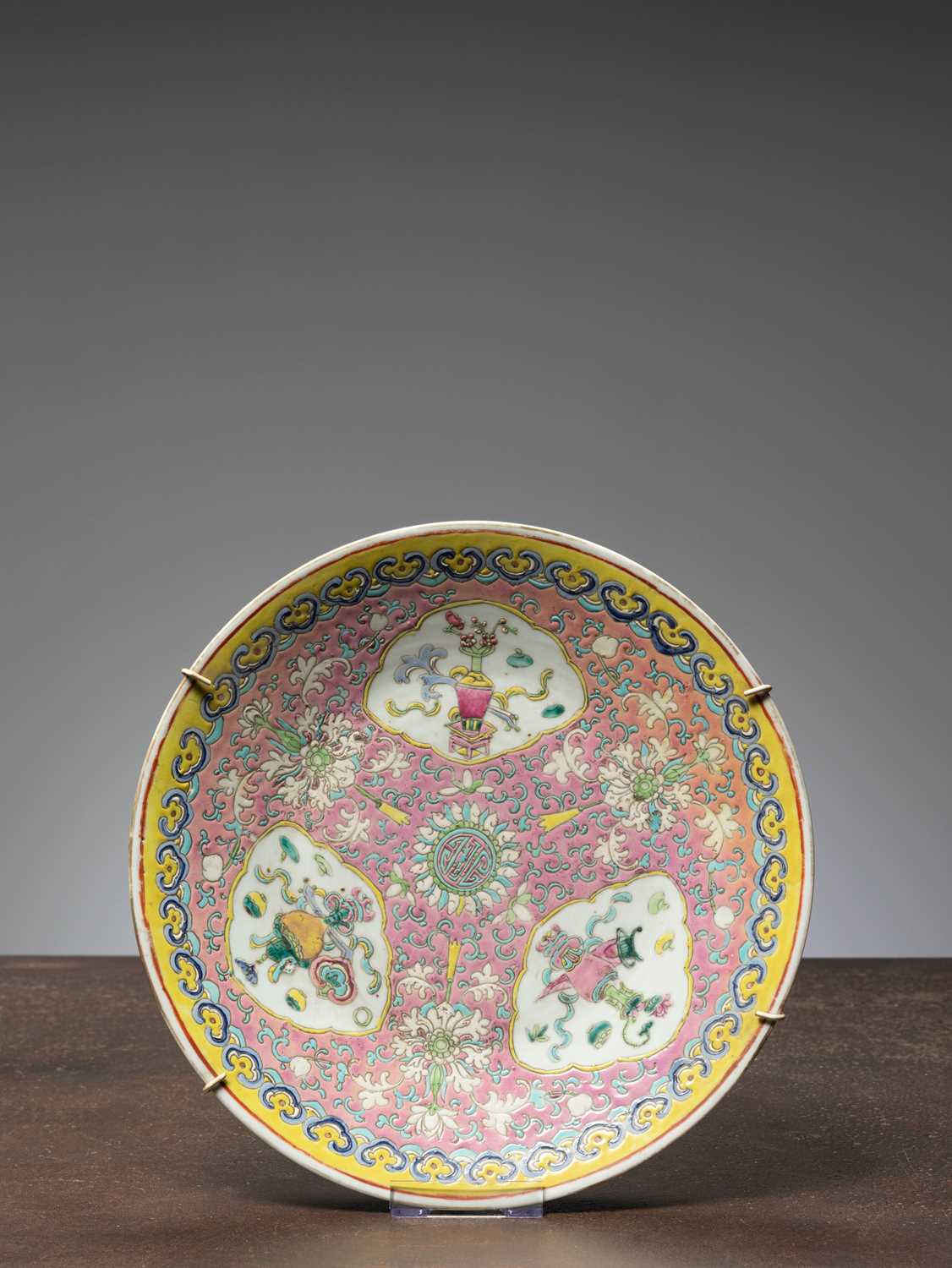 Lot 81 - (R) A FAMILLE ROSE PORCELAIN DISH, CHINA, TONGZHI PERIOD (1862-1874)