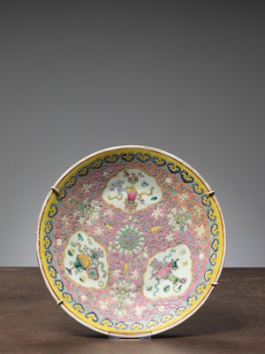 Lot 81 - (R) A FAMILLE ROSE PORCELAIN DISH, CHINA, TONGZHI PERIOD (1862-1874)