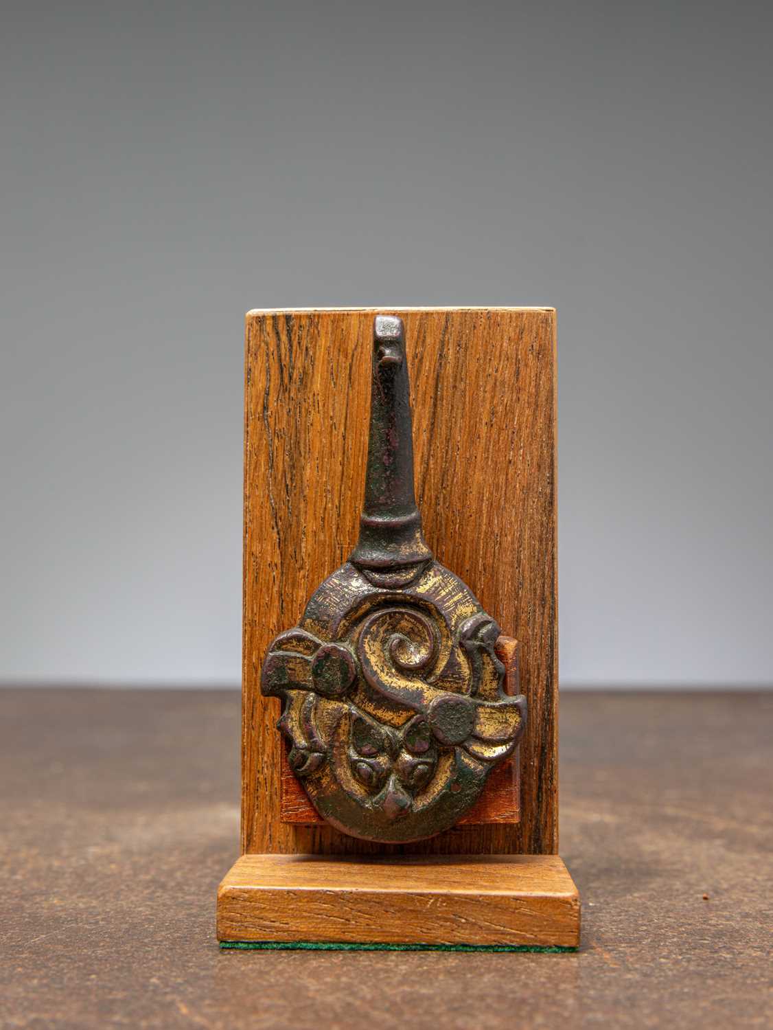 Lot 44 - (R) A BRONZE BELT HOOK, WARRING STATE PERIOD, 4TH TO 2ND CENTURY BC
