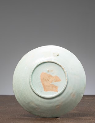Lot 40 - (R) A CELADON-GLAZED BOWL, LONGQUAN TYPE, SOUTHERN SONG–YUAN DYNASTY