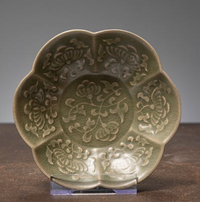 Lot 413 - (R) A SMALL STONEWARE WITH CELADON GLAZE BOWL, KORYO DYNASTY, KOREA, 13TH TO 14TH CENTURY