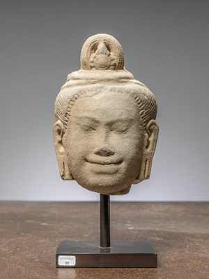 Lot 39 - (R) A KHMER STONE HEAD, SANDSTONE, ANGKOR PERIOD, KHMER EMPIRE, 12TH TO 13TH CENTURY
