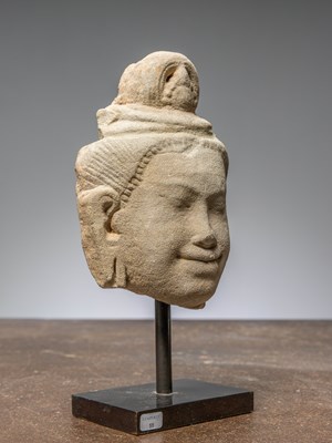 Lot 39 - (R) A KHMER STONE HEAD, SANDSTONE, ANGKOR PERIOD, KHMER EMPIRE, 12TH TO 13TH CENTURY