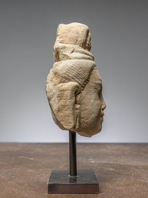 Lot 39 - (R) A KHMER STONE HEAD, SANDSTONE, ANGKOR PERIOD, KHMER EMPIRE, 12TH TO 13TH CENTURY