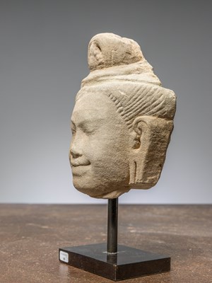 Lot 39 - (R) A KHMER STONE HEAD, SANDSTONE, ANGKOR PERIOD, KHMER EMPIRE, 12TH TO 13TH CENTURY