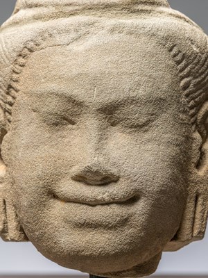 Lot 39 - (R) A KHMER STONE HEAD, SANDSTONE, ANGKOR PERIOD, KHMER EMPIRE, 12TH TO 13TH CENTURY