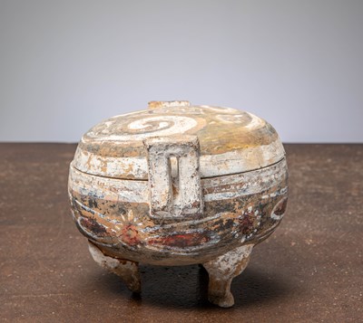 Lot 43 - (R) A PAINTED EARTHENWARE TRIPOD VESSEL , CHINA HAN DYNASTY (206 BC – 220 AD)