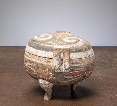 Lot 43 - (R) A PAINTED EARTHENWARE TRIPOD VESSEL , CHINA HAN DYNASTY (206 BC – 220 AD)