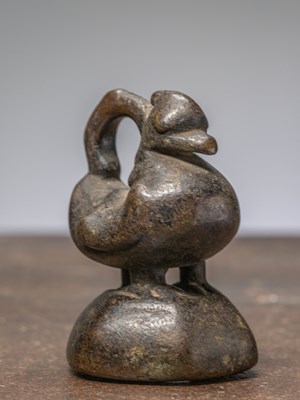 Lot 407 - A BRONZE OPIUM WEIGHT, BURMA, 18TH CENTURY IN HINTHA SHAPE