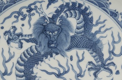 Lot 15 - A BLUE AND WHITE DRAGON DISH, CHINA, QING DYNASTY, KANGXI PERIOD, 1662–1722