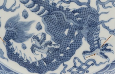 Lot 15 - A BLUE AND WHITE DRAGON DISH, CHINA, QING DYNASTY, KANGXI PERIOD, 1662–1722