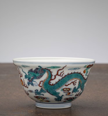 Lot 141 - A FAMILLE VERTE DRAGON BOWL, YONGZHENG SIX-CHARACTER MARK, CHINA, 18TH CENTURY