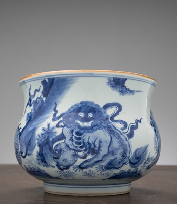 Lot 221 - A BLUE AND WHITE PORCELAIN JAR WITH MYTHICAL BEASTS, CHINA, LATE MING DYNASTY
