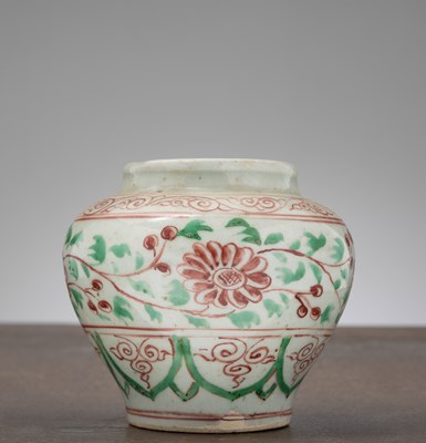 Lot 212 - A SMALL POLYCHROME-DECORATED JAR, CHINA, LATE MING DYNASTY