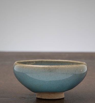 Lot 25 - A SMALL BLUE-GLAZED CHINESE BOWL, SONG DYNASTY, 12TH–13TH CENTURY