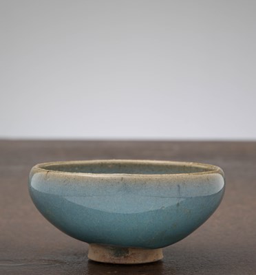 Lot 25 - A SMALL BLUE-GLAZED CHINESE BOWL, SONG DYNASTY, 12TH–13TH CENTURY