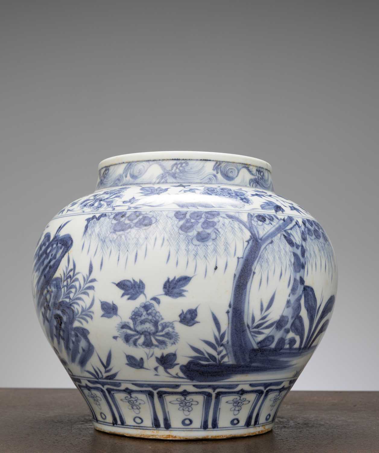 Lot 8 - A BLUE AND WHITE PORCELAIN JAR, CHINA, LATE MING DYNASTY, 16TH–EARLY 17TH CENTURY