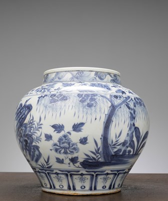 Lot 8 - A BLUE AND WHITE PORCELAIN JAR, CHINA, LATE MING DYNASTY, 16TH–EARLY 17TH CENTURY