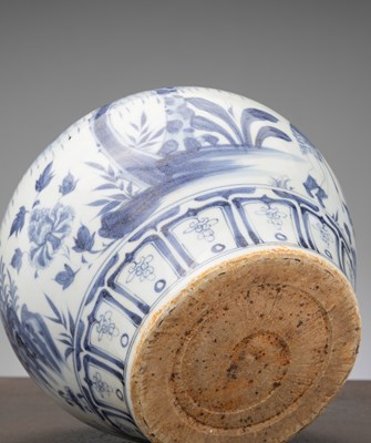 Lot 8 - A BLUE AND WHITE PORCELAIN JAR, CHINA, LATE MING DYNASTY, 16TH–EARLY 17TH CENTURY