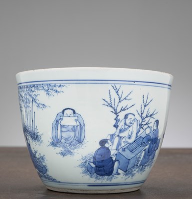 Lot 33 - A BLUE AND WHITE PORCELAIN STORAGE JAR, CHINA MING DYNASTY CHONGZHEN PERIOD (1628-1644)