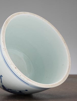 Lot 33 - A BLUE AND WHITE PORCELAIN STORAGE JAR, CHINA MING DYNASTY CHONGZHEN PERIOD (1628-1644)