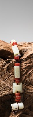 Lot 257 - A JADE AND CARNELIAN BEAD ORNAMENT WITH INSCRIBED JADE PLAQUES, CHINA