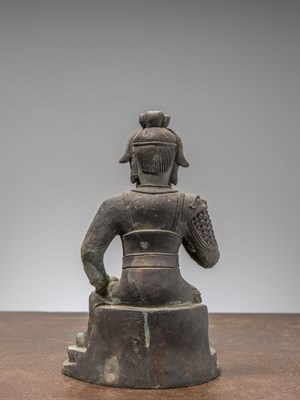 Lot 31 - A CHINESE SEATED BRONZE FIGURE OF GUAN YU, MING DYNASTY