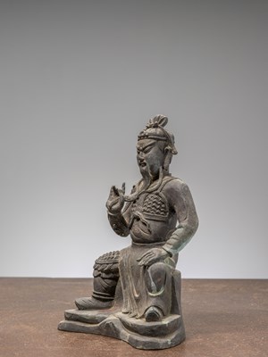 Lot 31 - A CHINESE SEATED BRONZE FIGURE OF GUAN YU, MING DYNASTY