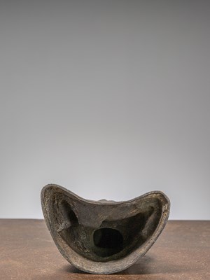 Lot 31 - A CHINESE SEATED BRONZE FIGURE OF GUAN YU, MING DYNASTY