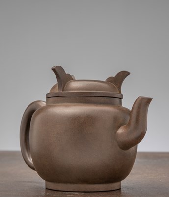 Lot 152 - A PURPLE CLAY TEAPOT MARKED BY "DA BIN" CHINA LATE MING DYNASTY