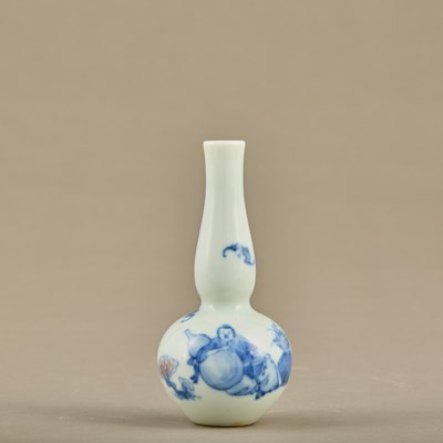Lot 234 - SMALL BLUE AND WHITE DOUBLE-GOURD VASE WITH FIGURAL DECORATION, KANGXI PERIOD (1662–1722)