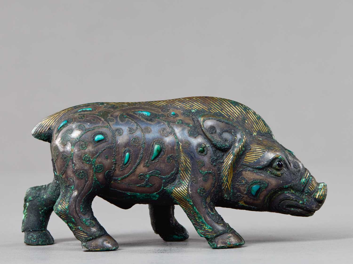 Lot 24 - GILT AND SILVER-INLAID BRONZE WILD BOAR, WARRING STATES TO HAN DYNASTY