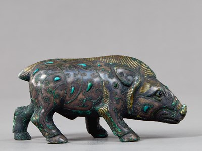 Lot 24 - GILT AND SILVER-INLAID BRONZE WILD BOAR, WARRING STATES TO HAN DYNASTY