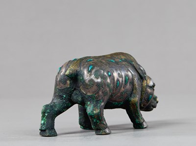 Lot 24 - GILT AND SILVER-INLAID BRONZE WILD BOAR, WARRING STATES TO HAN DYNASTY
