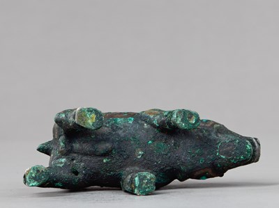 Lot 24 - GILT AND SILVER-INLAID BRONZE WILD BOAR, WARRING STATES TO HAN DYNASTY