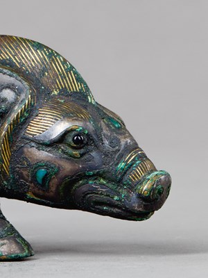 Lot 24 - GILT AND SILVER-INLAID BRONZE WILD BOAR, WARRING STATES TO HAN DYNASTY