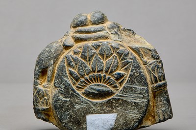 Lot 9 - STONE HEAD OF A BUDDHA WITH ATTENDANT ELEPHANTS, KASHMIR REGION, 4TH–5TH CENTURY