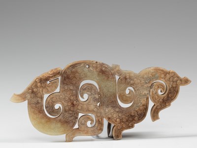 Lot 93 - CHINESE DRAGON-SHAPED JADE PENDANT WITH CIRRUS CLOUD STRIPES THE WARRING STATES (475-221 BC)