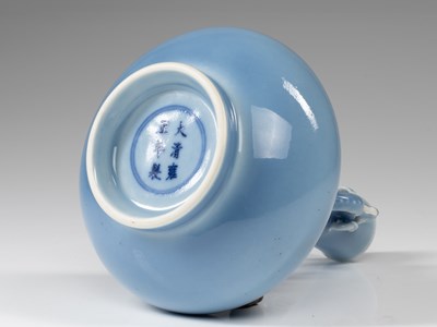 Lot 9 - VASE