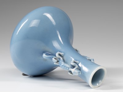 Lot 9 - VASE